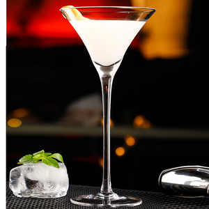 Copas de Cóctel Martini de Cristal Triangulares con Tallo Largo, 24 cm de Altura, 260 ml, 9 oz, al por Mayor para Bar - Product Image 3