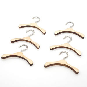 Accessoires miniatures pour maison de poupée 1:12, Mini <span class=keywords><strong>cintre</strong></span> en bois pour poupée - Product Image 1