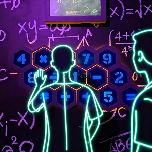 Arena per Giochi di Fuga Estremi: Sfida Interattiva di Gioco Digitale con Pulsante di Attivazione e Gioco Educativo Matematico - Product Image 5