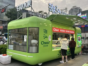 Carrito de Comida Moderno Personalizado con Diseño de Ala de Gaviota, Remolque Móvil para Venta de Bebidas, con Gran Exhibición de Vidrio Curvo para Venta Ambulante y Catering - Product Image 2