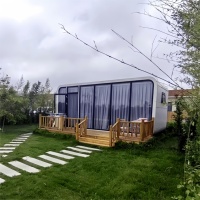Cabane moderne en forme de capsule Apple, unité de vie intégrée insonorisée avec mobilier complet pour hôtel de glamping dans un complexe touristique pittoresque