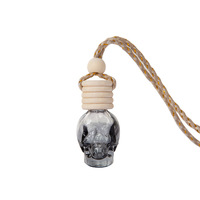 Vente chaude crâne forme voiture parfum diffuseur bouteille Design de mode suspendu verre voiture désodorisant bouteille