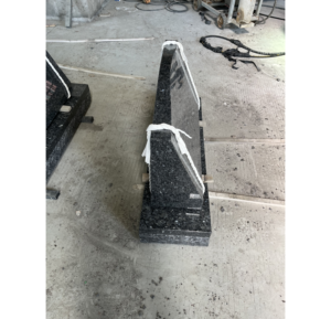 Monument funéraire vertical de style américain en granit bleu nacré poli sur mesure avec base en serpentine - Product Image 5