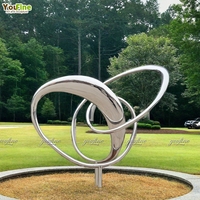 Grande sculpture en acier inoxydable à anneaux triples entrelacés, réfléchissante, pour place publique extérieure, art urbain