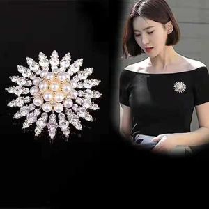 Broche en alliage plaqué <span class=keywords><strong>de</strong></span> haute qualité avec perles et strass, style polyvalent pour femme, idéale pour foulard en soie - Direct Usine Transfrontalière - Product Image 1