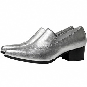 Exclusivos zapatos de tacón alto de cuero plateado con punta en pico para hombre, ideales para estilistas y bailarines de discotecas. - Product Image 4