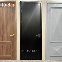 Puerta Interior Moderna de Madera con Listones Verticales en Negro Mate, Diseño Acanalado de Lujo para Dormitorio, Insonorizada e Impermeable, para Villa