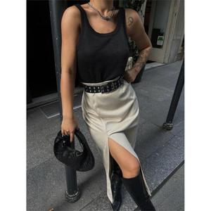 Jupe crayon chic moderne en suède avec fente, détails brodés, ornements en cuir et pierres, tricotée pour l'hiver, taille XS, avec plumes et nœud décoratif - Product Image 2