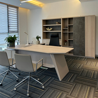 Ensemble de bureau de direction moderne de luxe léger, table de patron minimaliste en bois avec armoire latérale et chaise de bureau ergonomique