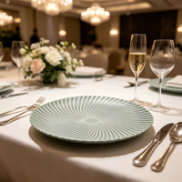 Assiette de Présentation Moderne en Plastique 13 pouces, Revêtement Poudré, Texture Côtelée Spirale, Bord Ondulé, Décoration de Table Élégante pour Banquets et Traiteur