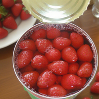 China Ingeblikte Rode Aardbeienplakjes In Siroop Fruitsuiker Ingeblikt Voedsel Premium Kwaliteit Ingeblikte Aardbeien