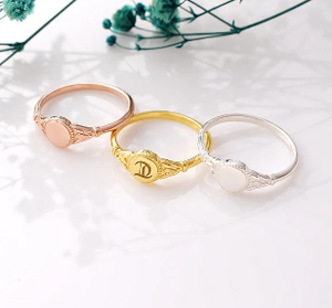 Anillo Gótico Vintage Personalizado de Acero Inoxidable 316L con Baño de Oro PVD de 18K, Anillo de Sello con Inicial Personalizada, Anillo Gótico Delicado - Product Image 3