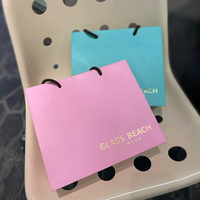 Sac à provisions de cadeau d'emballage de vêtement en papier coloré de luxe imprimé de logo personnalisé avec poignée en ruban