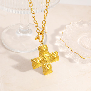 Collar con colgante de cruz chapado en oro de 18k, cruz texturizada con dije de perla de agua dulce, gargantilla de moda, regalo para mujer - Product Image 3