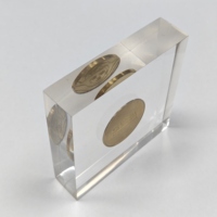 Pièce de monnaie en laiton incrustée dans un bloc acrylique transparent sur support de présentation – Décoration de bureau style vintage, objet de collection, presse-papiers