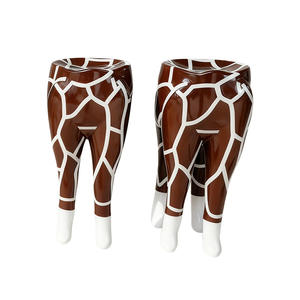 เก้าอี้บาร์ไฟเบอร์กลาสรูปทรงหางเสือและม้าลาย ดีไซน์ทันสมัย สำหรับใช้งานกลางแจ้งในโรงแรม ห้างสรรพสินค้า และห้องนั่งเล่น - Product Image 1