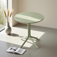 Ensemble de meubles de patio extérieur moderne, table en plastique durable résistante aux intempéries, design pliable
