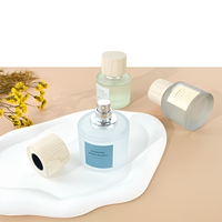 Flacon de parfum en verre personnalisé de 30 ml, 50 ml, 100 ml, cylindrique, bleu, rouge, vert, avec pulvérisateur à pompe, design givré et bouchon en bois