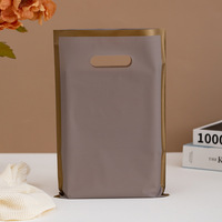 Pochettes plates réutilisables en CPE doré givré avec logo personnalisé et valve, sacs pour vêtements pour emballage de vente au détail