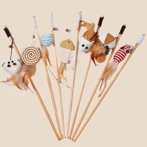 Giocattolo interattivo per gatti: bacchetta da gioco con piuma, peluche, piume, topo in lino di legno e campanello - Product Image 1
