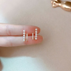 Nouvelles boucles d'oreilles tendance en fausses perles pour femmes, design fleur en cristal, style coréen, bijoux de fête et de mariage - Product Image 3
