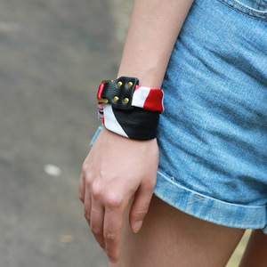Bracelet à perles tendance, rayé rouge, blanc et noir, avec boucle dorée, pour femme, accessoire de bijouterie - Product Image 3