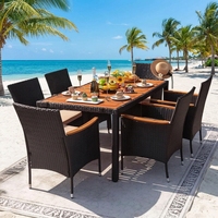 Ensemble de tables et chaises d'extérieur en rotin tressé, idéal pour les plages, les piscines et les jardins