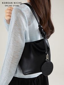 Sac seau décontracté et élégant pour femme, nouveau design de niche, polyvalent, de haute qualité, avec décorations, vente en gros - Product Image 4
