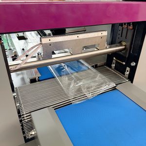 Yüksek hızlı tıbbi dokunmamış pamuk/gazlı bez bandaj rulo cerrahi yüz dokunmamış kabarık kap yatay paketleme makinesi - Product Image 4