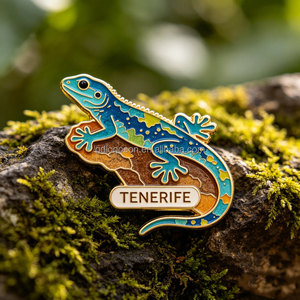 Imán de nevera de metal esmaltado personalizado con diseño de lagarto de las Islas Canarias, España, recuerdo de Tenerife, de Factory Travel Spain. - Product Image 4