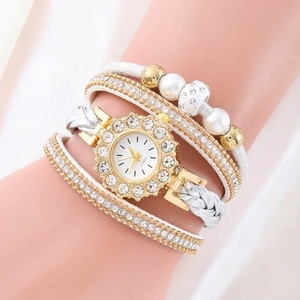 Montre tressée en corde tendance pour femme, boîtier en alliage, mouvement à quartz, avec bracelet à breloques perlées, style vintage, bijoux - Product Image 1