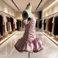 Robe courte élégante de soirée et de cocktail pour femmes, rose personnalisée, sans manches, à volants, épaules dénudées, froncée, en satin, évasée