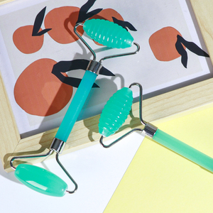 Venta al por mayor de resinas cabeza cuello SPA masajeador cuerpo <span class=keywords><strong>Guasha</strong></span> herramientas Jade masaje Facial rodillo y <span class=keywords><strong>Guasha</strong></span> conjunto verde Jade rodillo Gua Sha - Product Image 2