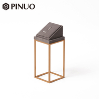 PINUO Ensemble d'accessoires de présentation de bijoux de luxe, Présentoir de comptoir en microfibre couleur café pour colliers et pendentifs, avec toile de fond en treillis