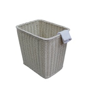 Panier carré en rotin plastique durable avec poignée découpée, idéal pour organiser les serviettes dans les hôtels, les B&B, les spas, la blanchisserie et à la maison