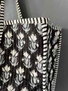 Bolso de Mano Acolchado de Algodón con Estampado de Bloques, Hecho a Mano, Arte Textil Tradicional Indio, Bolso de Hombro para Viajes y Compras - Product Image 3