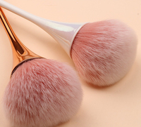 Pinceau à poudre luxueux en or rose avec des poils roses - Design élégant en forme de sablier pour le maquillage du visage et des yeux
