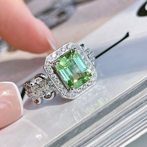 Anello Vintage di Lusso Rettangolare per Donne, Gioiello Audace da Indossare all'Indice - Product Image 6