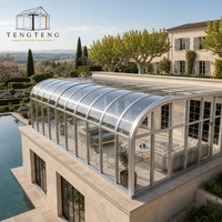 Véranda mobile moderne en aluminium et verre, conçue avec une vue panoramique et un design quatre saisons pour balcons et serres