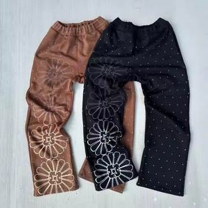Pantalons de jogging pour hommes, surdimensionnés, à taille élastique, à jambes larges et évasées, avec impression sérigraphique personnalisée et strass, vente en gros - Product Image 1