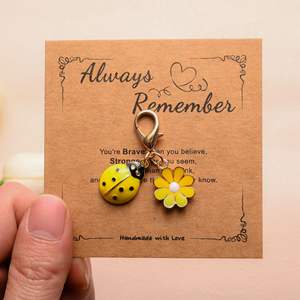 Llavero de Moda 2025 de Daisy <span class=keywords><strong>Miraculous</strong></span> <span class=keywords><strong>Ladybug</strong></span> con Tarjeta Always Remember, Colgantes de <span class=keywords><strong>Ladybug</strong></span> y Daisy, Accesorios para Bolsos - Product Image 6