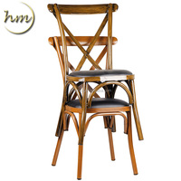 Chaise en métal Hangmei HM-36 moderne à dossier croisé, finition grain de bois, avec coussin haute densité pour usage hôtelier (vente en gros)
