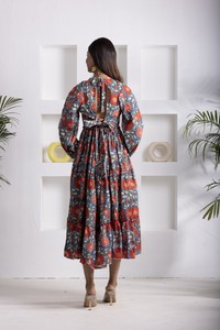Vestido de tres capas con estampado turquesa para mujer, con mangas con volantes, espalda descubierta y bajo acampanado, para un look moderno y a la moda. - Product Image 3