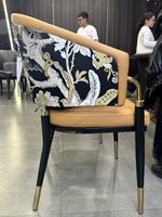 Fauteuil moderne de luxe à motif phénix avec structure en métal doré, design pour l'hôtellerie et l'ameublement domestique