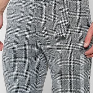 กางเกงขายส่งแฟชั่นใหม่สำหรับผู้ชาย ผ้าโพลีเอสเตอร์ ทรงซิป สีเทาเข้ม ลายสก็อต พร้อมเข็มขัดแบบหัวเข็มขัดในตัว - Product Image 3