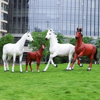 Ensemble de sculptures réalistes de chevaux blancs et bruns en résine de fibre de verre pour parcs d'attractions, ranchs et décoration de paysages extérieurs