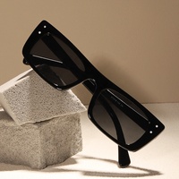 Lunettes de soleil unisexes de haute qualité Rennes UV400, monture en PC noire pleine bordure de luxe avec décorations à rivets pour l'ombrage du soleil en extérieur