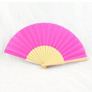 Abanico de mano personalizado con nombre grabado, hecho a mano, clásico, de seda y madera, para recuerdo de boda. - Product Image 1