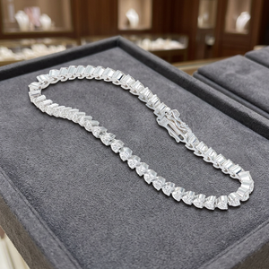 Bracelet tennis KIVORA en argent S925 de 2 mm avec moissanite rose en forme de cœur - Pierre centrale en forme de cœur, sertissage à griffes, chaîne entièrement pavée, unisexe - Product Image 3