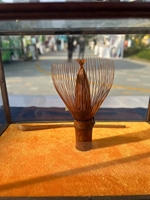 Chasen en bambou fumé violet ancien, sculpté à la main par un artisan du patrimoine immatériel, pour une mousse de matcha crémeuse
